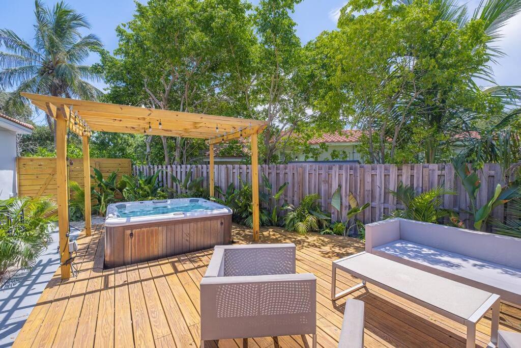 House With A Hot Tub ! Only 10 Mins To The Beach Villa Biscayne Park Exterior photo