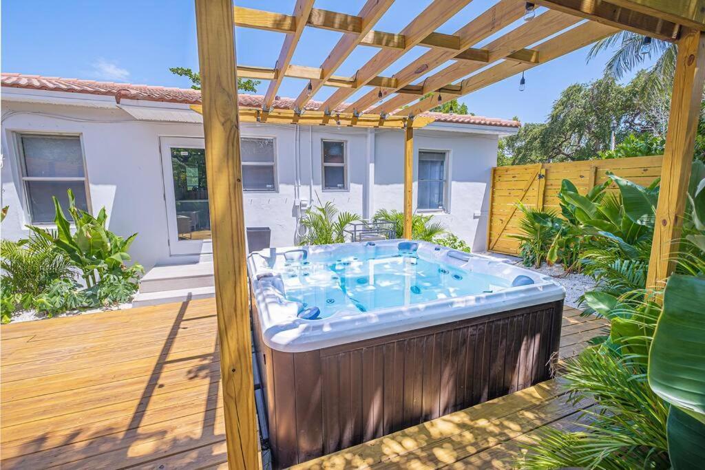 House With A Hot Tub ! Only 10 Mins To The Beach Villa Biscayne Park Exterior photo