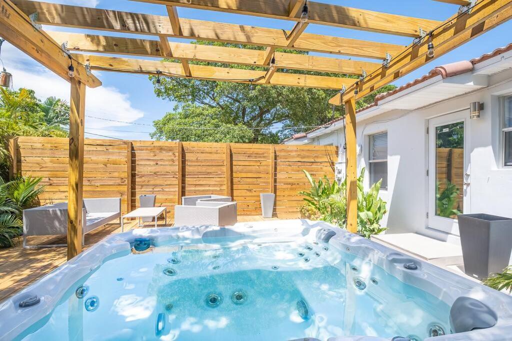 House With A Hot Tub ! Only 10 Mins To The Beach Villa Biscayne Park Exterior photo