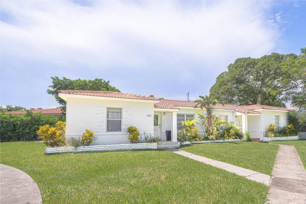 House With A Hot Tub ! Only 10 Mins To The Beach Villa Biscayne Park Exterior photo