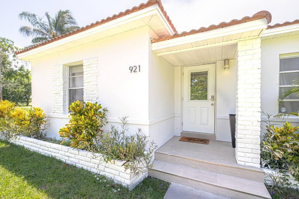 House With A Hot Tub ! Only 10 Mins To The Beach Villa Biscayne Park Exterior photo