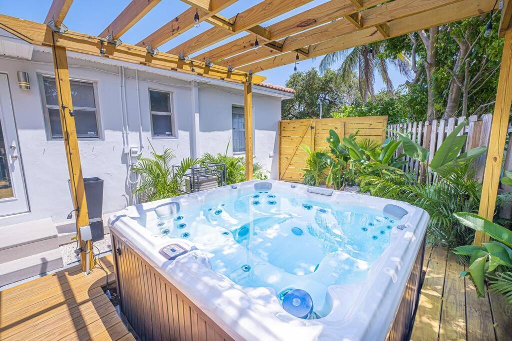 House With A Hot Tub ! Only 10 Mins To The Beach Villa Biscayne Park Exterior photo