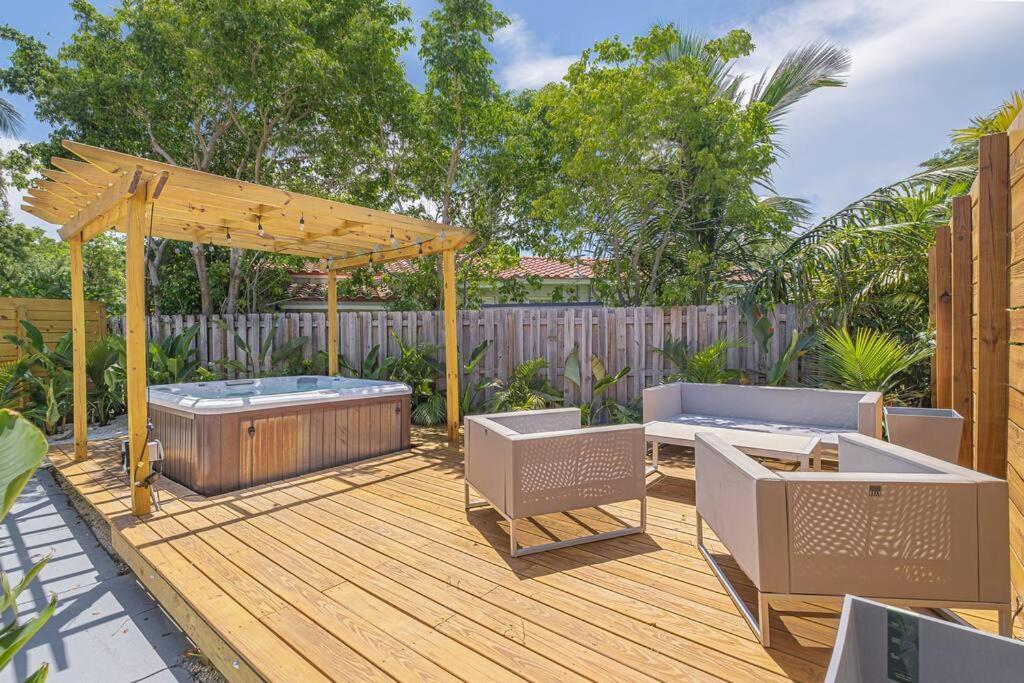 House With A Hot Tub ! Only 10 Mins To The Beach Villa Biscayne Park Exterior photo