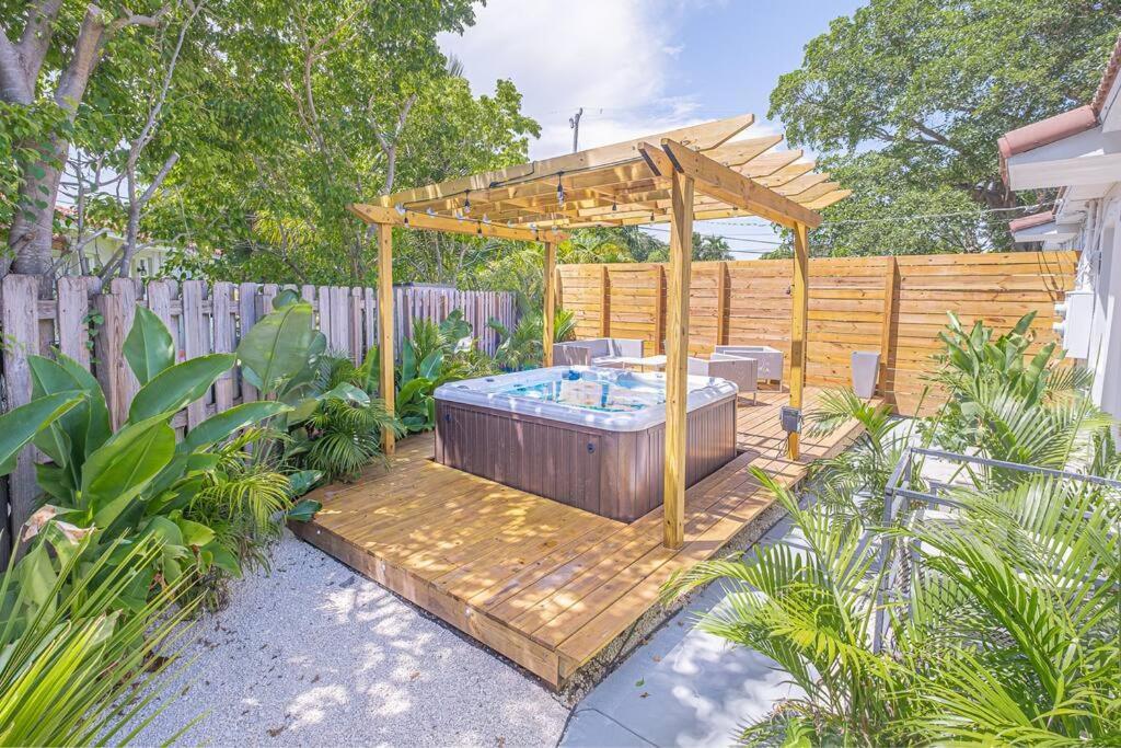 House With A Hot Tub ! Only 10 Mins To The Beach Villa Biscayne Park Exterior photo